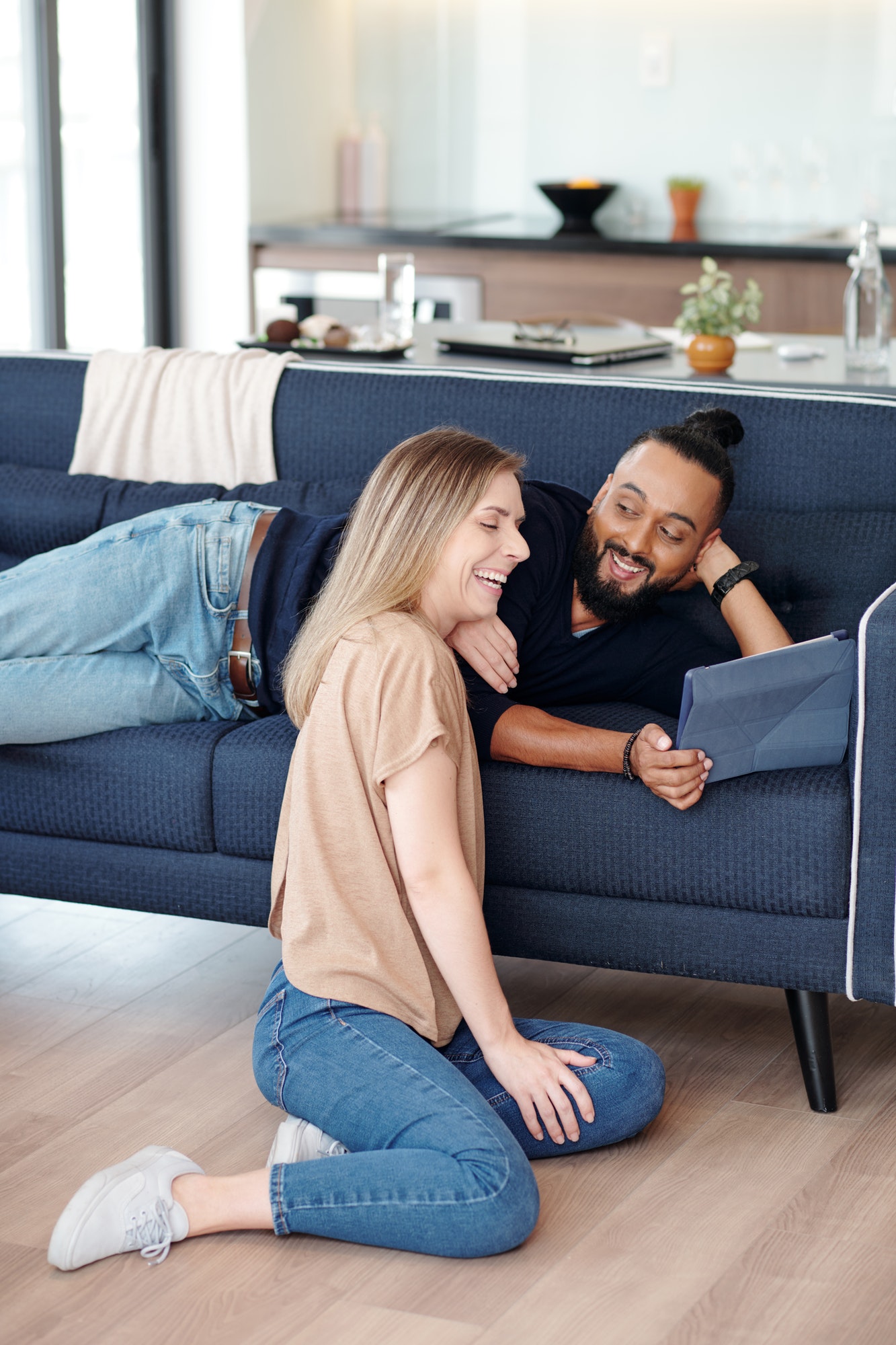 laughing-couple-with-tablet-computer